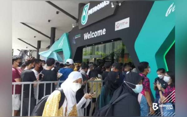 Penyokong badminton terpaksa berbaris dalam keadaan panas terik sebelum dibenarkan masuk ke Axiata Arena menonton suku akhir Terbuka Malaysia 2022. - Foto Bernama