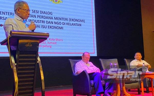 Mustapa (kiri) pada sesi dialog bersama pihak industri dan NGO di Kelantan mengenai isu ekonomi di Hotel Grand Renai, Kota Bharu pada Jumaat.