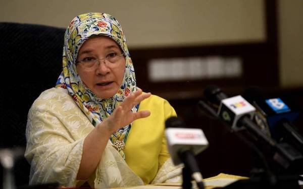 Tunku Azizah berkenan berangkat ke sidang media Simposium Tekstil Tradisional ASEAN ke-8 2022 di Istana Negara pada Jumaat. - Foto Bernama