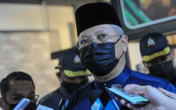 Annuar bercakap pada sidang media selepas mengadakan tinjauan harga makanan di cafeteria Hafsa Universiti Islam Antarabangsa Malaysia (UIAM) pada Jumaat. - Foto Bernama 