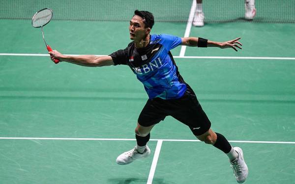 Pemain perseorangan Lelaki Indonesia Jonatan Christie beraksi ketika menentang pemain perseorangan Lelaki India Prannoy H.S. pada perlawanan pusingan suku akhir Kejohanan Petronas Terbuka Malaysia 2022 di Axiata Arena Bukit Jalil pada Jumaat. Foto Bernama