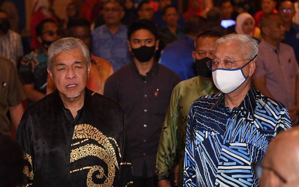 Perdana Menteri Datuk Seri Ismail Sabri Yaakob bersama Presiden UMNO Datuk Seri Dr Ahmad Zahid Hamidi ketika menghadiri Majlis Mesyuarat Tertutup Barisan Nasional di Bangunan UMNO Sabah pada Jumaat. Foto Bernama