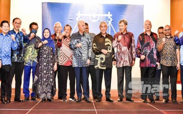 Ismail Sabri bersama barisan kepimpinan BN pada Majlis Makan Malam sempena Konvensyen BN Sabah di Bangunan UMNO, Kota Kinabalu, pada Jumaat.