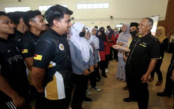 Razim (kanan) beramah mesra bersama pelajar pada Program Dialog Ke Arah Memperkasa Pemikiran Antirasuah di IKTBN Chembong pada Khamis.