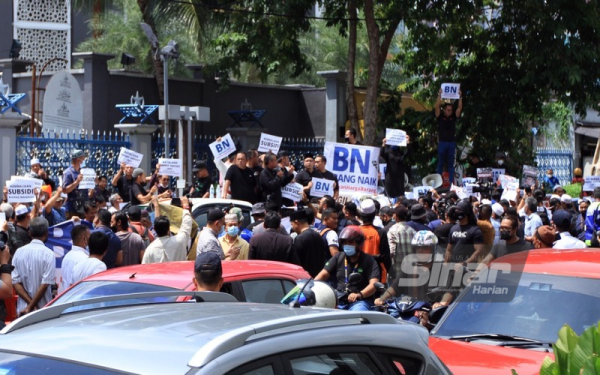 Himpunan Barang Naik yang diadakan di hadapan Masjid Jamek Kampung Baru selepas solat Jumaat membantah kenaikan mendadak harga bahan makanan.