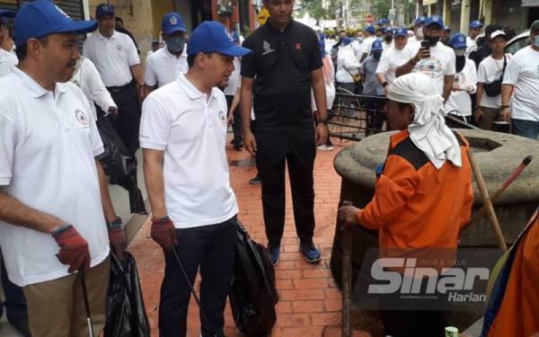 Onn Hafiz (dua, kiri) ketika hadir Program Johor Bersih 100 Hari di Jalan Segget, Johor Bahru, pada Sabtu.