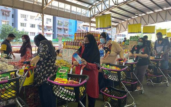 Penerima bantuan yang hadir ketika Jualan Amal Prihatin Rakyat di Dewan Terbuka Dataran Seri Angkasa pada Sabtu.