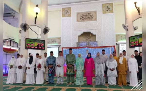 Jeneral Tan Sri Zamrose Mohd Zai (tengah) bersama lapan anggota pasukan itu bersama pasangan mereka yang dinikahkan secara beramai-ramai dalam satu majlis di Masjid Thoriq bin Ziyad pada Sabtu. - Foto Bernama