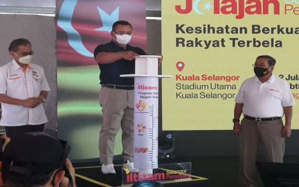 Amirudin (tengah) di program Jelajah Selangor Penyayang Peringkat Daerah Kuala Selangor di Stadium Kuala Selangor, pada Sabtu.