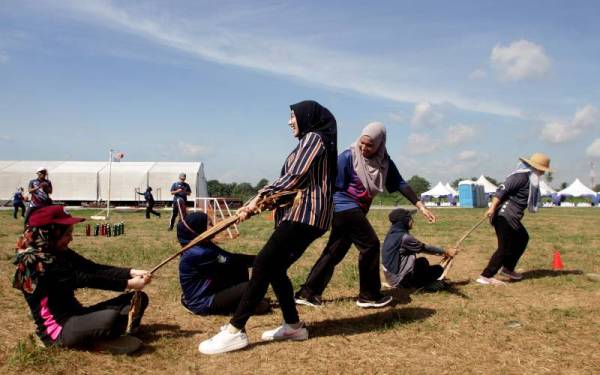 Pengunjung tidak melepaskan peluang mencuba permainan tradisional tarik upih di tapak sukan rakyat sempena penganjuran Jelajah Aspirasi Keluarga Malaysia (AKM) peringkat negeri Perak di Litar Dato' Sagor, Kampung Gajah pada Sabtu.