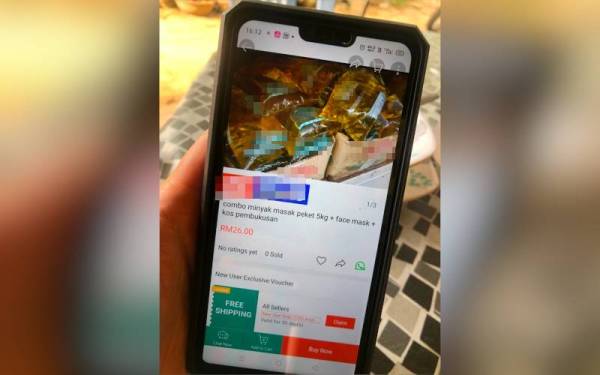 Minyak masak peket sekilogram yang dijual di platform jualan dalam talian.