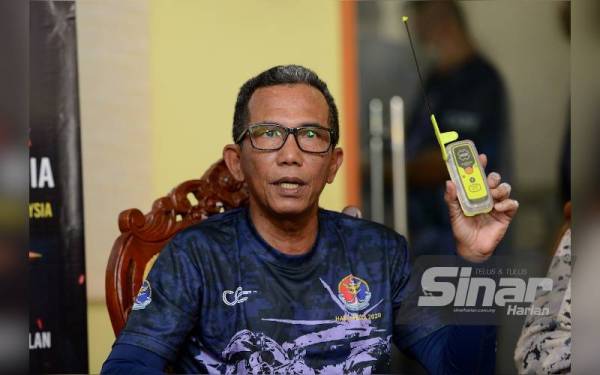 Mohd Zubil menunjukkan alat PLB yang disaran digunakan oleh setiap pengusaha bot bagi memudahkan operasi SAR sekiranya berlaku kecemasan. - Foto Sinar Harian MOHD HALIM ABDUL WAHID