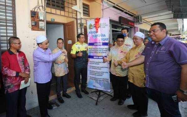 Ahmad Saidi (empat, kiri) merasmikan pembukaan Akademi Bina Insan (ABI) iGuru Perak di Ipoh, pada Sabtu.