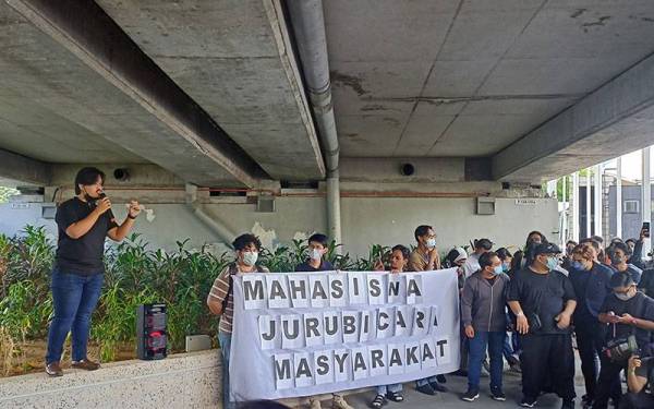 Huzayl Mohd ketika berucap dalam Speakers Corner anjuran Gabungan Gerakan Mahasiswa di pekarangan Pasar Seni pada Sabtu