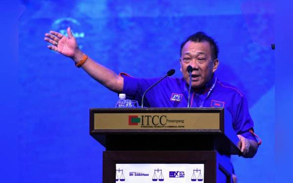 Bung Moktar menyampaikan ucapan pada Konvensyen Barisan Nasional di ITCC Penampang pada Sabtu.