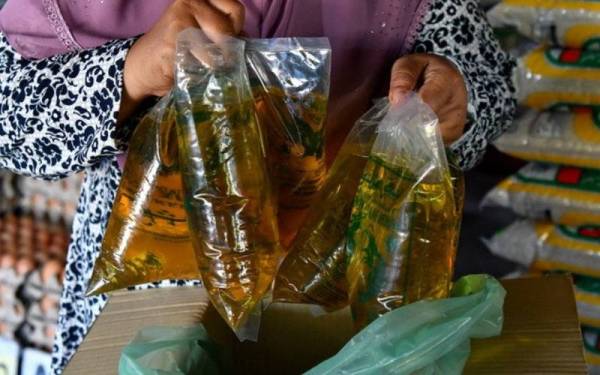 Minyak masak peket sukar didapati di kedai sejak beberapa bulan kebelakangan ini. - Foto Bernama