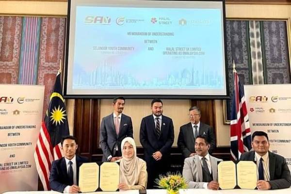 Tengku Amir Shah (tengah) menyaksikan pemeteraian MoU antara SAY dengan Halal Street UK di pejabat Pesuruhjaya Tinggi Malaysia di London, United Kingdom pada Jumaat. - Foto: FB Selangor Royal Office