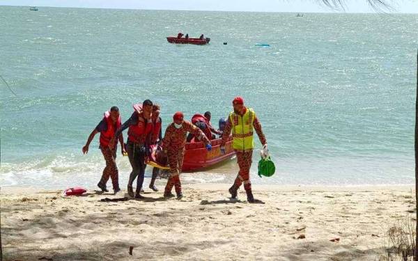 Pasukan PPDA melakukan demonstrasi menyelamat di air pada program Keselamatan Aktiviti di air dan perasmian LiSA di pantai Teluk Senangin, Lumut.