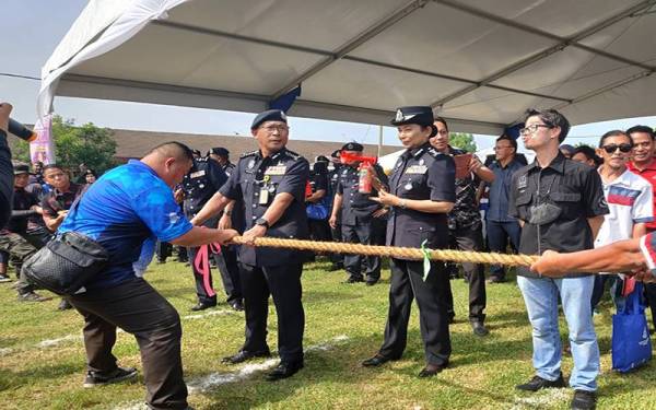 Arjunaidi (depan; tiga dari kanan) menjadi pengadil sebagai simbolik kepada pertandingan tarik tali antara polis dan penduduk kampung pada Majlis Pelancaran Taman Angkat Amanita di Taman Penggawa Kuala Selangor di sini pada Ahad.