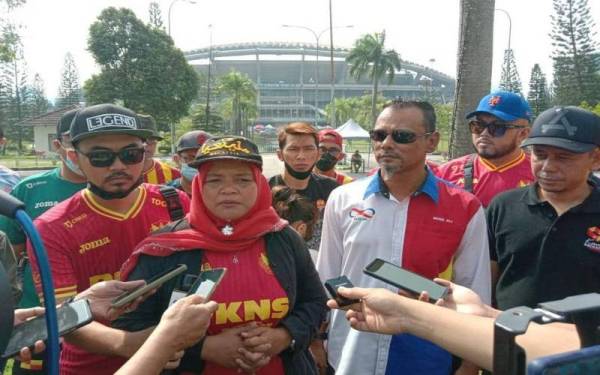 Nazilah (dua dari kiri) bersama Muhd Zakaria dan Ahmad Mua'adzam (kanan) ketika ditemui di hadapan Stadium Shah Alam pada Ahad