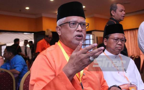 Mahfuz (kiri) ketika ditemui pemberita selepas merasmikan Konvensyen Negeri Perak 2022 Amanah kali ke-7 di sini pada Ahad.