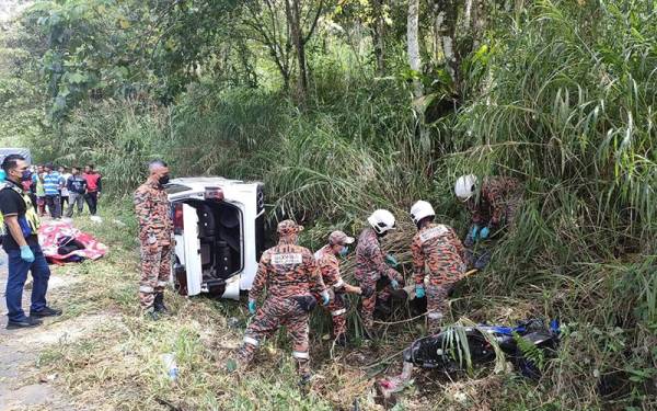 Nahas membabitkan Toyota Alphard dan sebuah motosikal telah mengorbankan lelaki warga emas dan cucunya di Jalan Simpang Pulai - Cameron Highlands di Ipoh pada Ahad. - Foto ihsan JBPM Perak