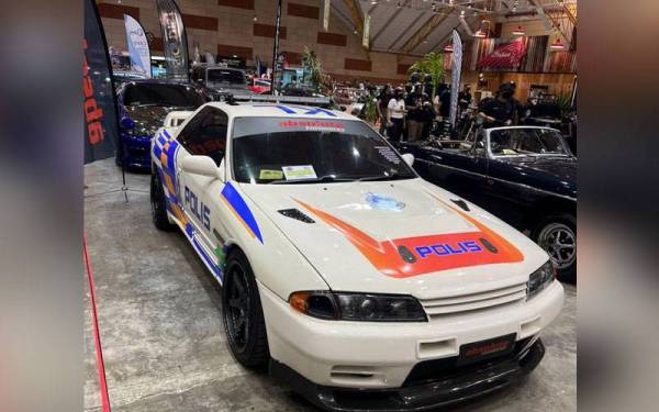 Sebuah kereta yang diubah suai menyerupai kenderaan milik polis dikesan dalam satu pameran kenderaan bermotor di Taman Ekspo Pertanian Malaysia (MAEPS) di sini pada Sabtu.