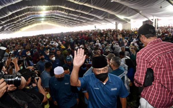 Muhyiddin ketika hadir ke Majlis Perasmian PN Kelantan di Padang Majlis Daerah Tanah Merah pada Sabtu.