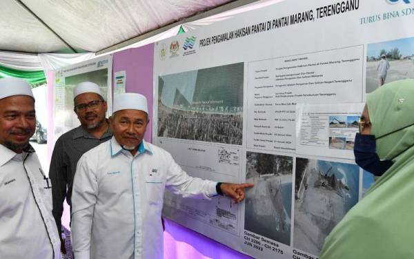 Menteri Alam Sekitar dan Air Datuk Seri Tuan Ibrahim Tuan Man (tiga, kiri) menunjukkan projek pengawalan hakisan pantai pada pada Majlis Pelancaran Projek Pemuliharaan Muara Sungai Merchang dan Projek Pengawalan Hakisan Pantai Marang di Merchang. - Foto Bernama