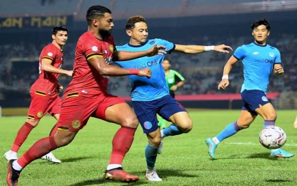 Pemain Negeri Sembilan, Matheus Alves (dua dari kiri) dikawal ketat pemain Sabah FC, Tommy Mawat pada aksi Liga Super di Stadium Tuanku Abdul Rahman Paroi malam tadi. - Foto Bernama