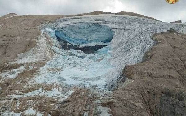 Gambar menunjukkan lokasi kejadian runtuhan salji di Gunung Marmolada, Itali pada Ahad. - Foto CORPO NAZIONALE SOCCORSO ALPINO