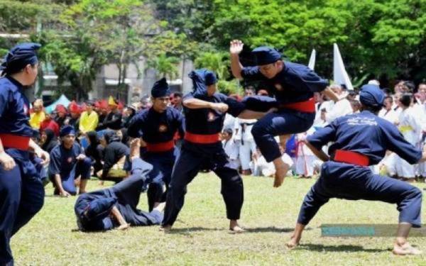 Silat adalah warisan yang sangat berharga dalam budaya dan warisan orang Melayu yang perlu dipertahankan. - Gambar hiasan/Foto Bernama