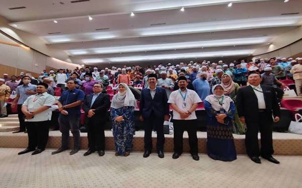 Mohd Zawawi (tengah) bersama peserta Seminar Pemantapan Sembelihan Halal Qurban Negeri Selangor di Dewan Syarahan dan Muzakarah Islam.