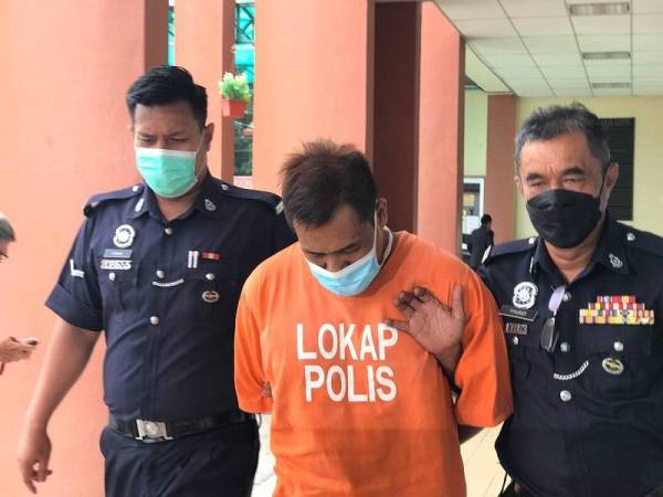 Mohamad Ailuddin Akif dibawa ke lokap selepas mengaku salah atas dua pertuduhan di Mahkamah Sesyen dan Majistret Taiping pada Isnin.