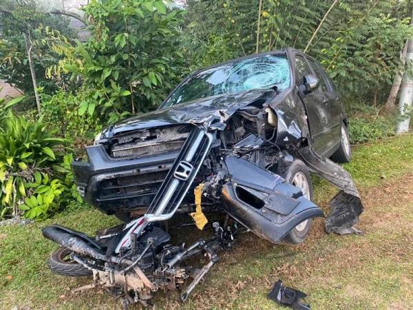 Keadaan motosikal mangsa yang remuk dalam kejadian kemalangan membabitkan sebuah motosikal dan Honda CRV di Jalan Air Tanai, Air Pa’abas pada Isnin.