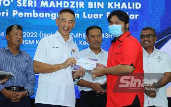 Mas Rizal (dua dari kanan) menyerahkan anugerah kepada pelajar cemerlang SPM 2020 pada Majlis Perasmian Program Tuisyen Pintar YPM @KPLB 2022 di MRSM Kubang Pasu, di sini, pada Isnin