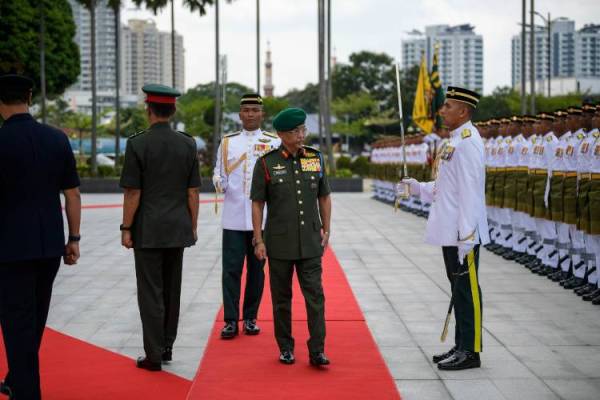 Al-Sultan Abdullah berkenan memeriksa perbarisan Kawalan Kehormatan Utama dan Batalion Pertama Rejimen Askar Melayu Diraja ketika berangkat menghadiri lawatan rasmi ke Mindef pada Isnin. Foto: Bernama