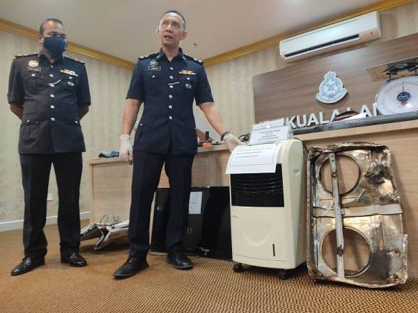 Ahmad Ridhwan menunjukkan antara rampasan hasil pecah rumah susulan tangkapan tiga suspek di Telok Panglima Garang, Kuala Langat pada Ahad.