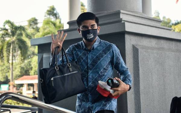 Bekas Menteri Belia dan Sukan Syed Saddiq Syed Abdul Rahman hadir di Kompleks Mahkamah Kuala Lumpur pada Isnin bagi perbicaraan kes yang dihadapinya iaitu empat pertuduhan berkaitan pecah amanah dana Angkatan Bersatu Anak Muda (Armada) berjumlah RM1 juta dan pengubahan wang haram. - Foto Bernama
