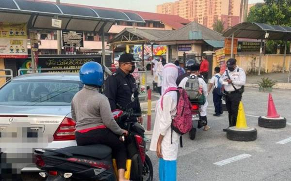 Sebanyak 122 saman dikeluarkan sepanjang operasi pada Isnin. - Foto PDRM