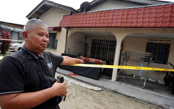 Rosman menunjukkan lokasi kejadian seorang ibu dan bayinya dikelar pada leher di luar rumah teres didiami pasangan tersebut di Bakar Batu, Johor Bahru, pada Isnin