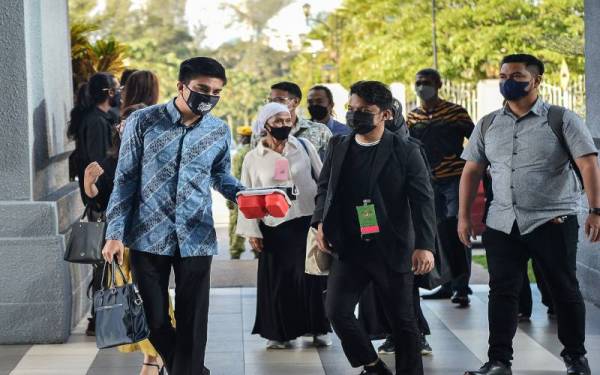 Bekas Menteri Belia dan Sukan Syed Saddiq Syed Abdul Rahman (kiri) hadir di Kompleks Mahkamah Kuala Lumpur pada Isnin bagi perbicaraan kes yang dihadapinya iaitu empat pertuduhan berkaitan pecah amanah dana Angkatan Bersatu Anak Muda (Armada) berjumlah RM1 juta dan pengubahan wang haram. - Foto Bernama
