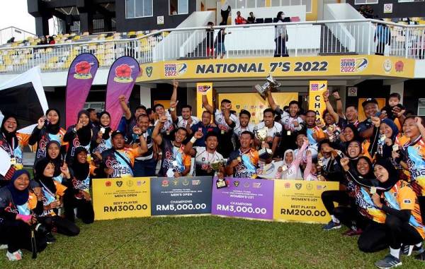 Pemain Terengganu meraikan kejayaan selepas muncul juara Piala Ung Khek Cheow dalam Kejuaraan Ragbi 7 Sebelah Kebangsaan 2022 di Stadium Ragbi Perak. Foto Bernama