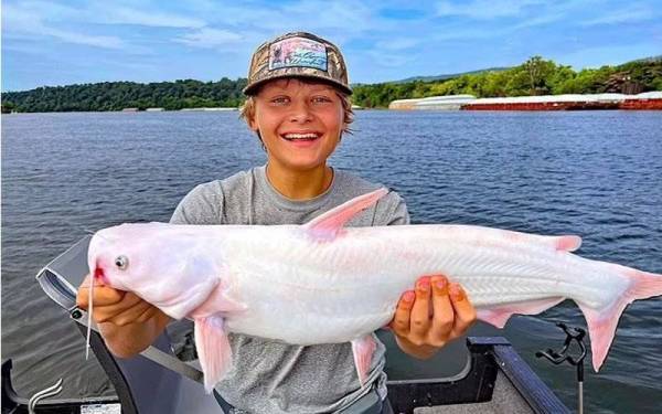 Edwards Tarumianz berjaya memancing ikan air tawar berwarna putih di Sungai Tennessee, AS baru-baru ini. - Foto Facebook