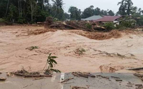 Keadaan banjir di beberapa kawasan di Baling pada Isnin.