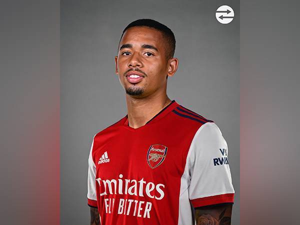 Jesus melengkapkan perpindahan ke Arsenal dari City.