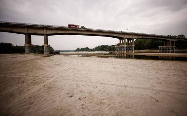 Kemarau yang melanda Sungai Po dan lembangan Alpine timur. Foto: REUTERS/Guglielmo Mangiapane