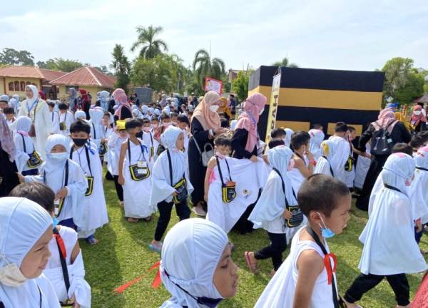 Murid-murid Little Caliphs yang menyertai Program Simulasi Little Hajj 2022 di Kota Bharu pada Isnin.