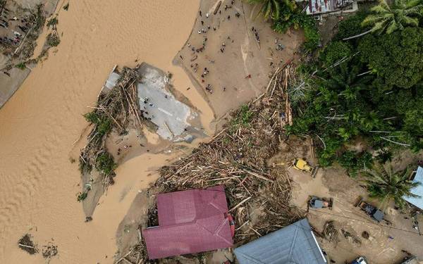 Tinjauan udara menunjukkan jambatan yang menghubungkan antara Kampung Iboi dan Kampung Masjid Iboi roboh akibat dibawa arus deras - Foto Bernama