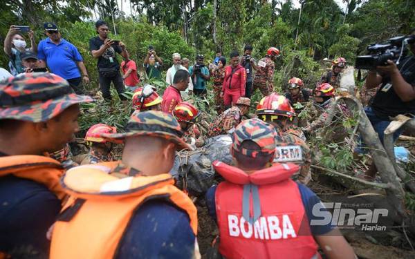 Jasad Khairul Ikwan ditemukan di bawah timbunan kayu oleh pasukan penyelamat kira-kira jam 11.55 pagi, Selasa.